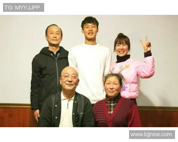 足球明星欢聚一堂共庆端午节吃粽子视频温馨上线引发热议